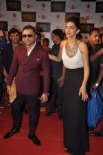 Yo Yo Honey Singh, Deepika Padukone at Big Star Awards red carpet in Andheri, Mumbai on 18th Dec 2013